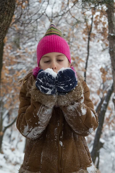 Niña con nieve en las manos — Foto de Stock