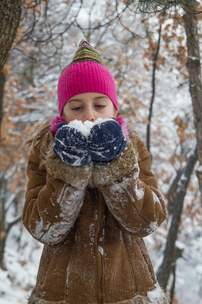Κοριτσάκι με το χιόνι στα χέρια — Φωτογραφία Αρχείου