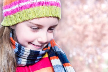 ormanda vakit şapkalı küçük kız