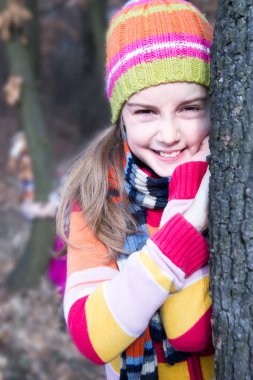 ağaç üzerinde yaslanmış küçük bir kız. doğada güzel vakit