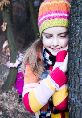 ağaç üzerinde yaslanmış küçük bir kız. doğada güzel vakit