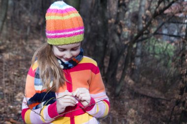 ormanda vakit şapkalı küçük kız