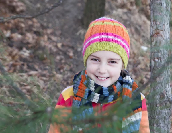 Mała dziewczynka kapelusz spędzanie czasu w lesie — Zdjęcie stockowe