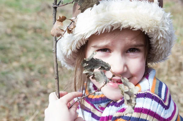 在秋天的树林中的小女孩画像。 — 图库照片