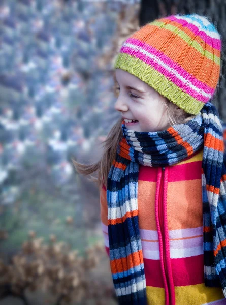 Malá holčička se opíral o strom. strávit příjemné chvíle v přírodě — Stock fotografie