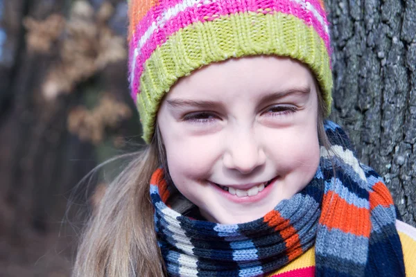 Klein meisje in hoed tijd doorbrengen in het bos — Stockfoto