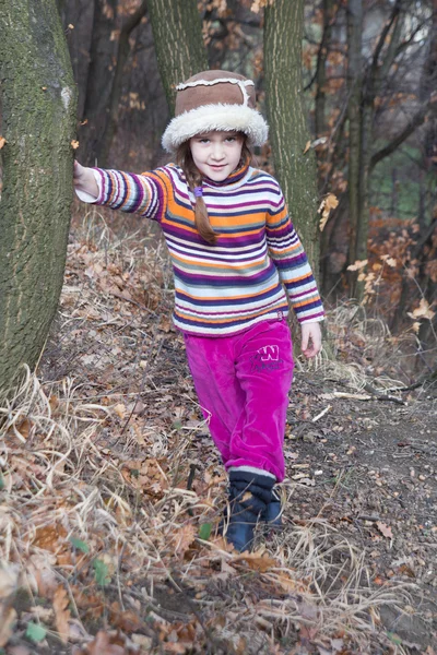 Klein meisje in hoed tijd doorbrengen in het bos — Stockfoto