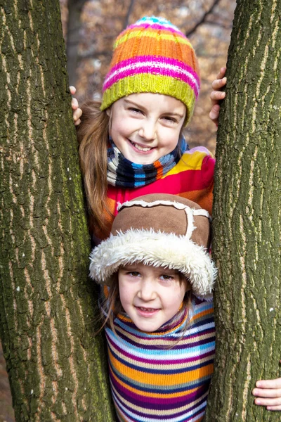 Deux petites sœurs filles câlins jouant dans la forêt — Photo