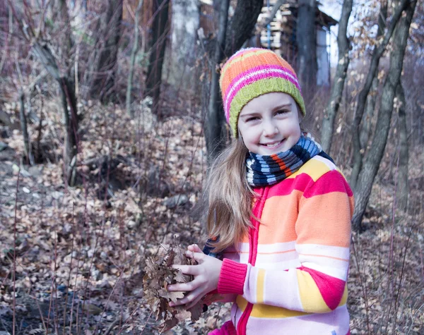 Klein meisje in hoed tijd doorbrengen in het bos — Stockfoto