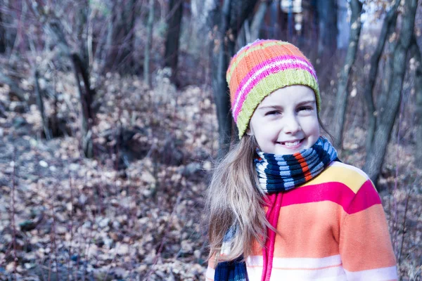 Niña con sombrero pasando tiempo en el bosque —  Fotos de Stock