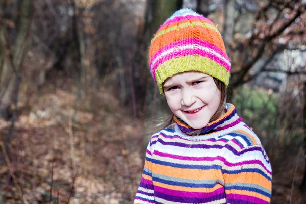 Petite fille en chapeau extérieur — Photo