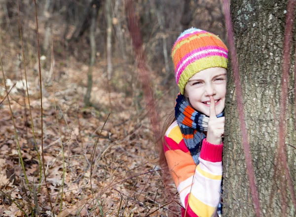 Liten flicka lutad mot trädet. tillbringa en trevlig tid i naturen — Stockfoto