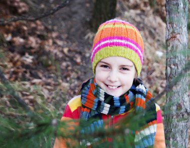 ormanda vakit şapkalı küçük kız