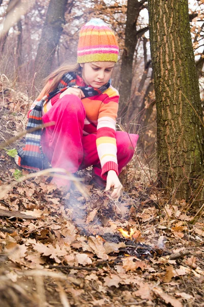 Küçük kız ateş yakmak Orman - tehlikeli oyun — Stok fotoğraf