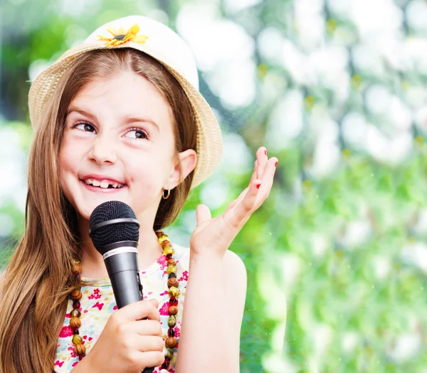 Kız ona ellerine - açık mikrofon ile