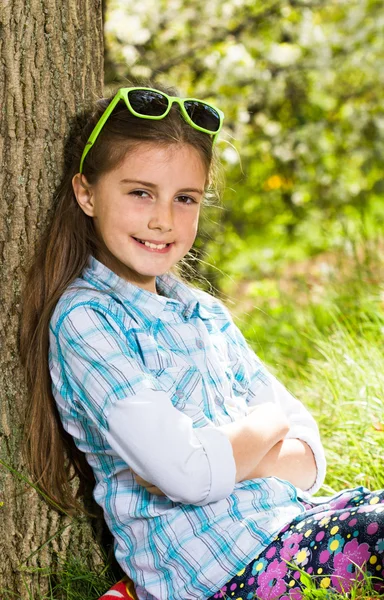 Gelukkig meisje in zonnebril — Stockfoto