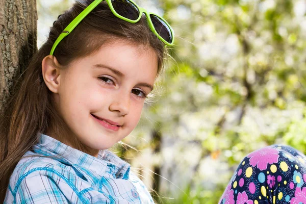 Счастливая маленькая девочка в солнечных очках — стоковое фото