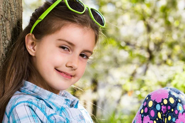 Felice bambina in occhiali da sole — Foto Stock