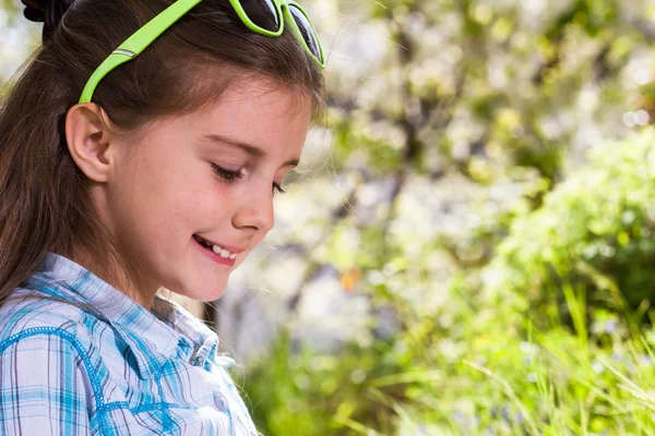 Glückliches kleines Mädchen mit Sonnenbrille — Stockfoto