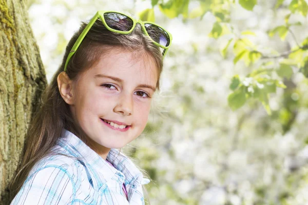 Gelukkig meisje in zonnebril — Stockfoto