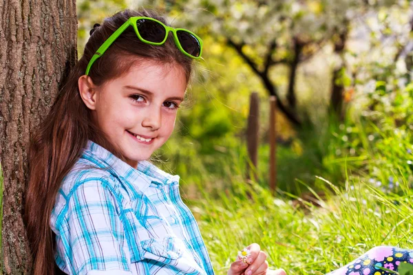 Glückliches kleines Mädchen mit Sonnenbrille — Stockfoto