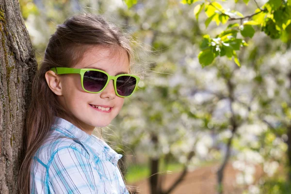 Glückliches kleines Mädchen mit Sonnenbrille — Stockfoto
