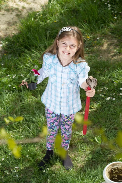 Dziewczynki pracuje w ogrodzie — Zdjęcie stockowe