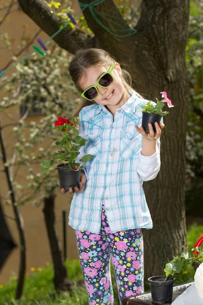 Kleines Mädchen arbeitet im Garten — Stockfoto