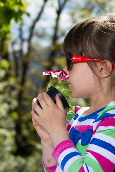 Klein meisje werken in de tuin — Stockfoto