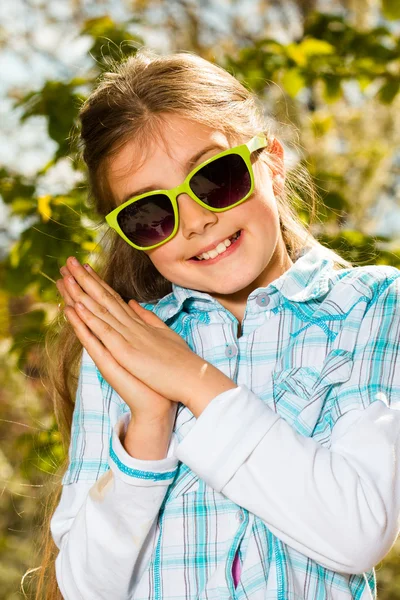 Adorabile ragazzina con gli occhiali. Tempo primaverile — Foto Stock