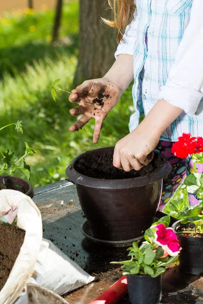 小さな女の子は庭での作業 — ストック写真