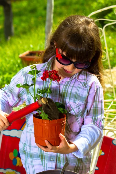 Klein meisje werken in de tuin — Stockfoto