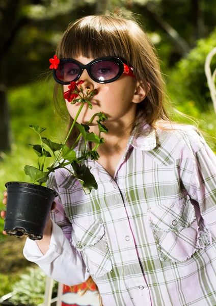 Dziewczynki pracuje w ogrodzie — Zdjęcie stockowe