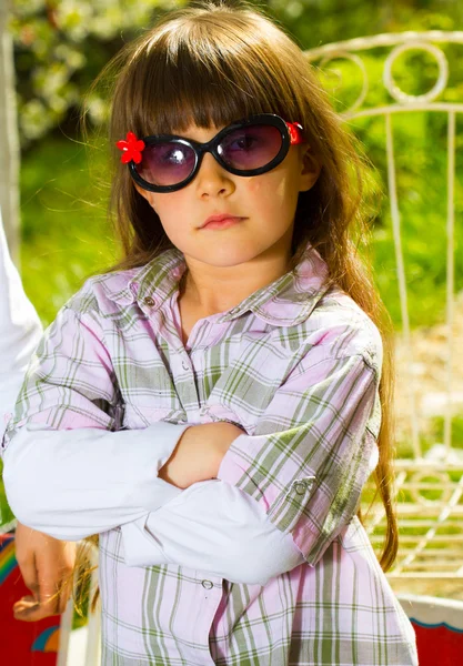 Adorabile ragazzina con gli occhiali. Tempo primaverile — Foto Stock