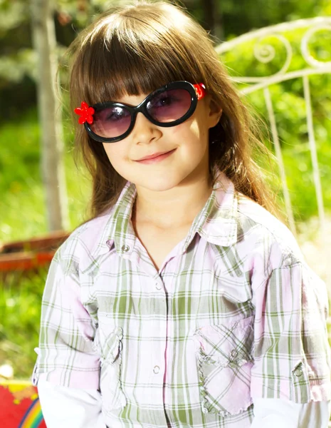 Rozkošná holčička nosit brýle. jarní čas — Stock fotografie
