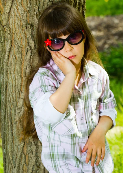 Adorable petite fille portant des lunettes. Printemps — Photo