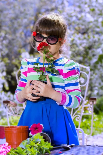 Klein meisje werken in de tuin — Stockfoto