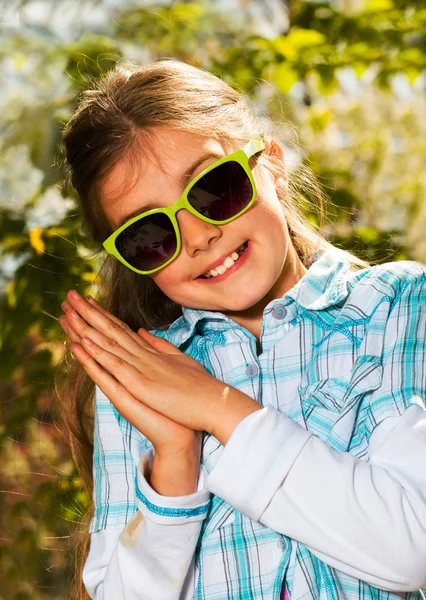 Bedårande liten flicka glasögon. våren — Stockfoto