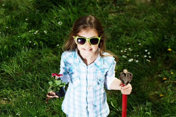 Lilla flickan arbetar i trädgården — Stockfoto
