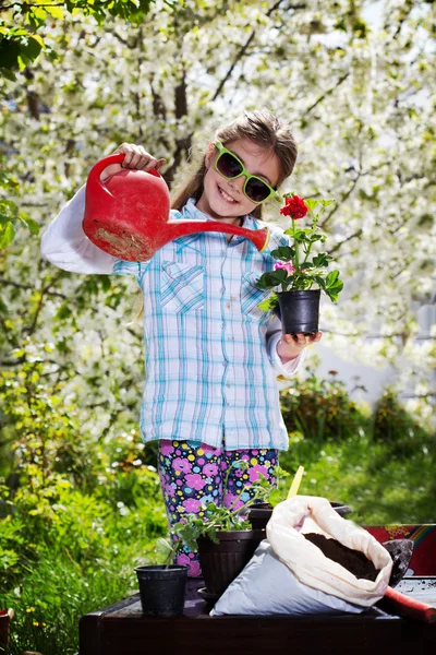 Kleines Mädchen arbeitet im Garten — Stockfoto