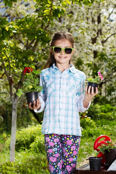 Klein meisje werken in de tuin — Stockfoto