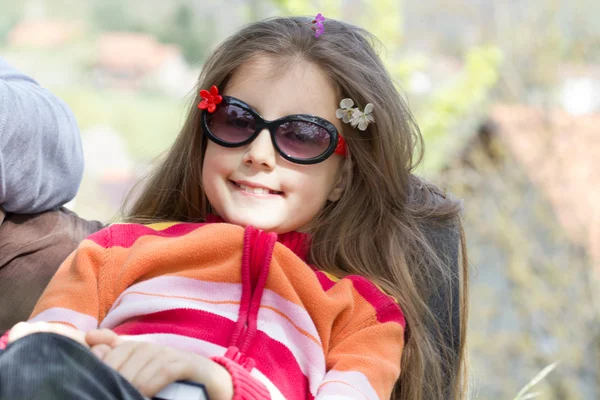 Niña soplando diente de león — Foto de Stock