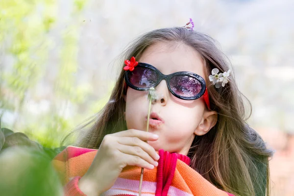 Kleines Mädchen bläst Löwenzahn — Stockfoto