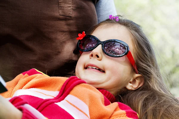 Felice madre con adorabile libro di lettura bambina — Foto Stock