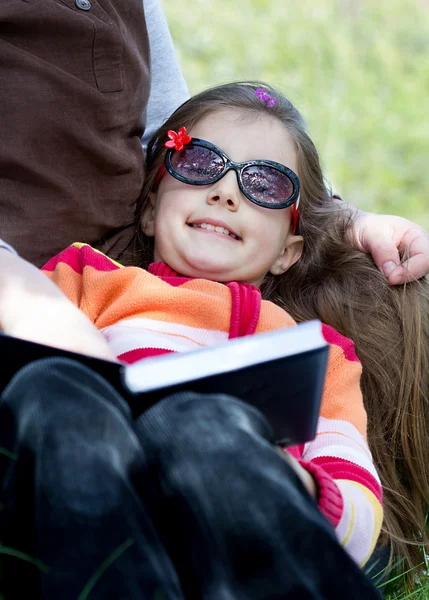 Felice madre con adorabile libro di lettura bambina — Foto Stock