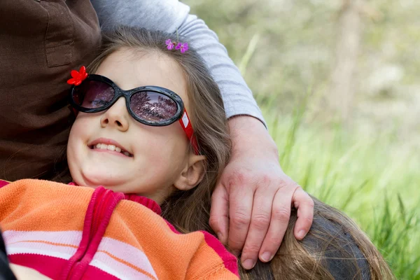 Gelukkig moeder met schattig meisje het lezen van boek — Stockfoto