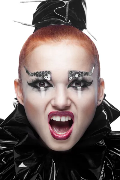 Portret van jonge schreeuwende redhead vrouw met mode make-up geïsoleerd op witte achtergrond — Stockfoto