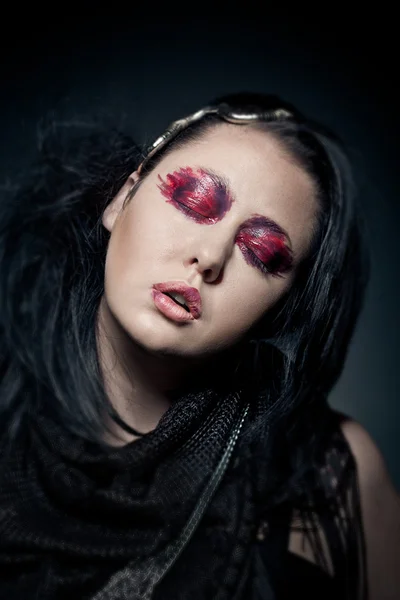 Retrato de mujer morena joven con los ojos cerrados maquillaje de moda —  Fotos de Stock