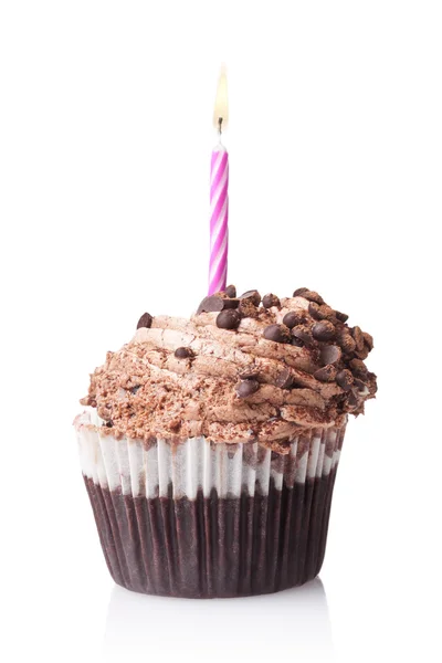 Cupcake au chocolat avec bougie isolée sur fond blanc — Photo