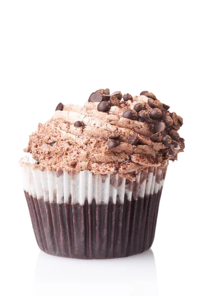 Beyaz arka plan üzerinde izole krema ile çikolatalı kek — Stok fotoğraf